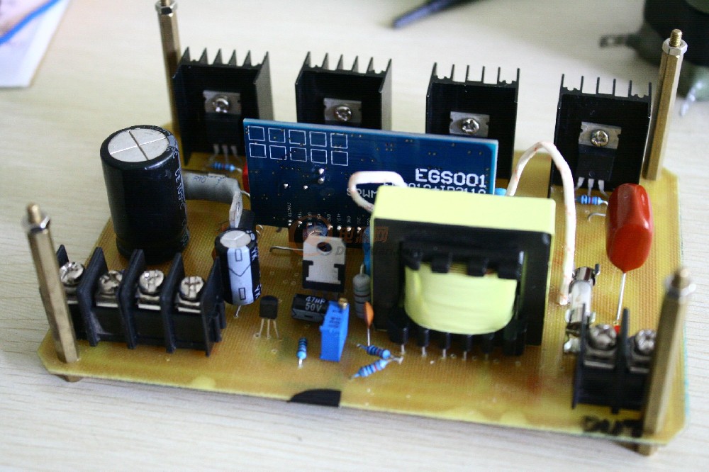 充電器不接入電池就不輸出電壓，是怎樣實(shí)現(xiàn)的?