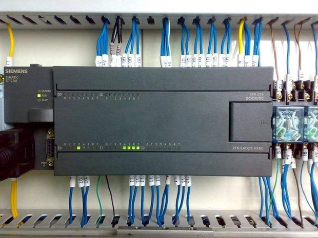 PLC控制新時(shí)代：智能化、高效化的選擇